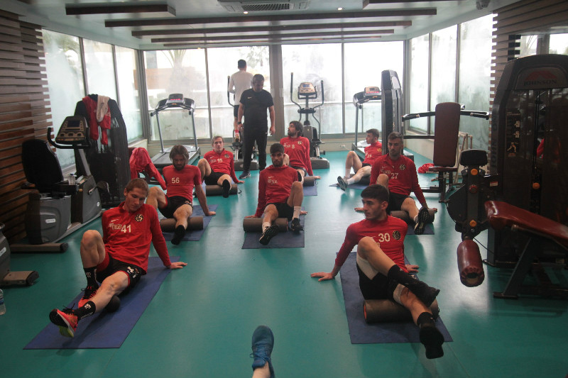 ES-ES SALONDA ÇALIŞTI