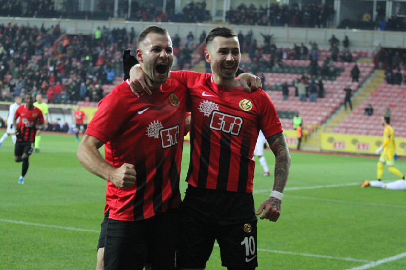 VEDAYI YAPTI İMZAYI ATTI