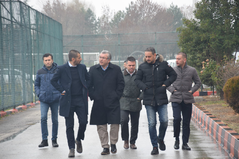 AKGÖREN BASININ KARŞISINA GEÇİYOR