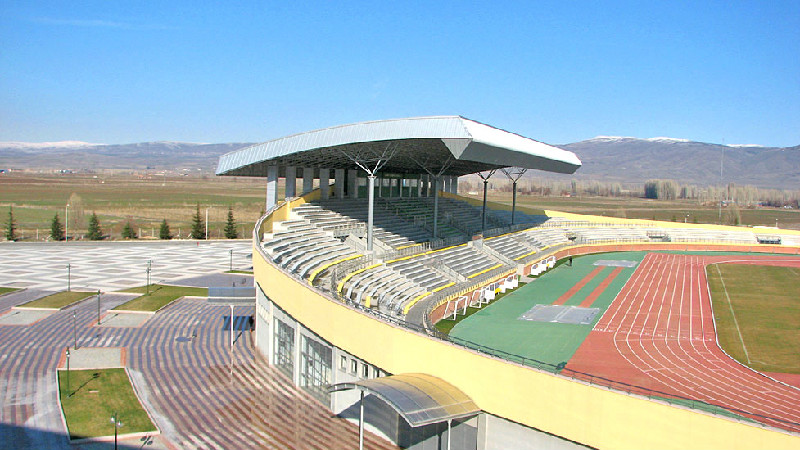 TEKNİK ÜNİVERSİTESİ  SAHASI HAZIRLANSIN