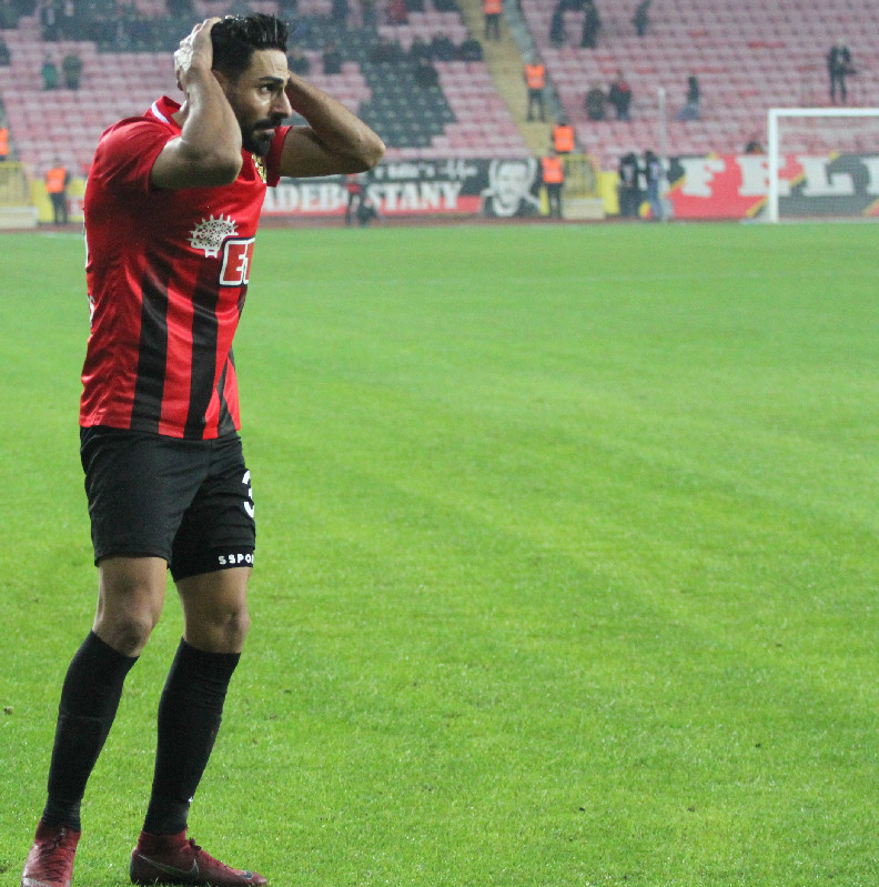 BİZ KOSKOCA KULÜBÜ SAHİPLENDİK  SİZ BİR KİŞİYE SAHİP ÇIKAMADINIZ