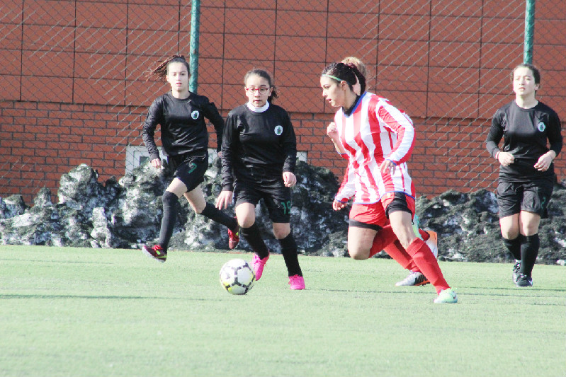 YILDIZ KIZLARIN KAPIŞMASI BAŞLIYOR