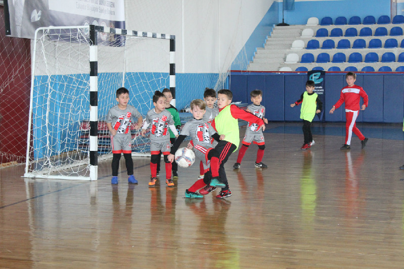 MİNİKLERİN FUTSAL ŞÖLENİ BAŞLADI