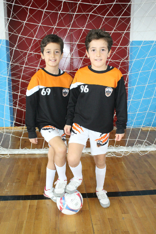 İKİZLER DİKKAT ÇEKTİ