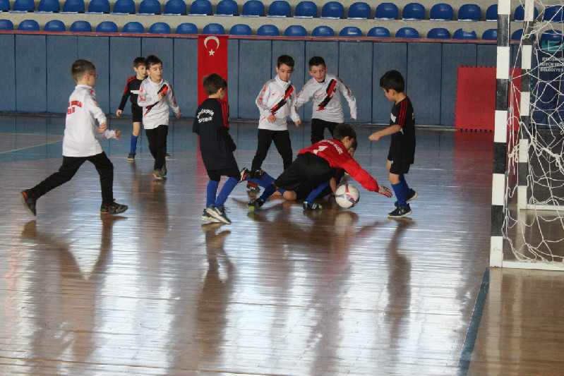 FUTSAL ŞÖLENİ NEFES KESİYOR