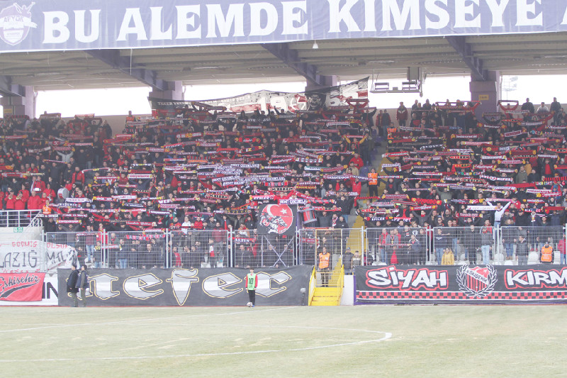 TAKIM ÇIPLAK TARAFTAR YAYA