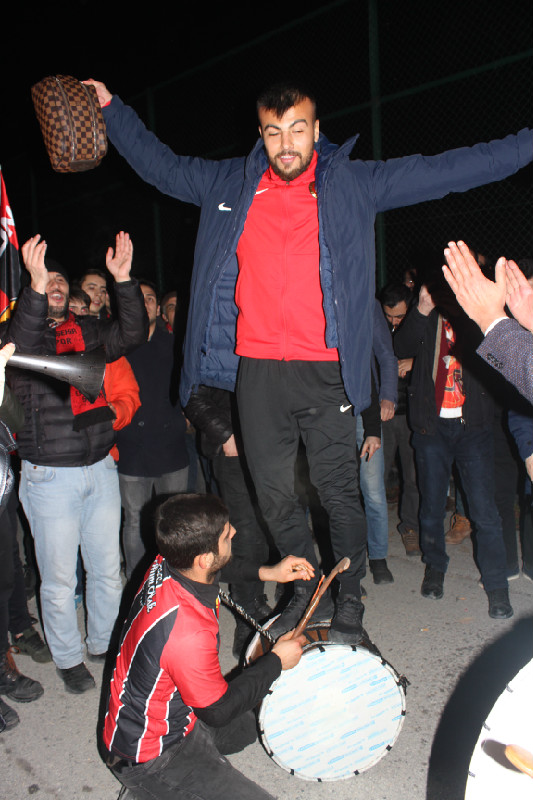 ŞAMPİYON GİBİ KARŞILANDILAR