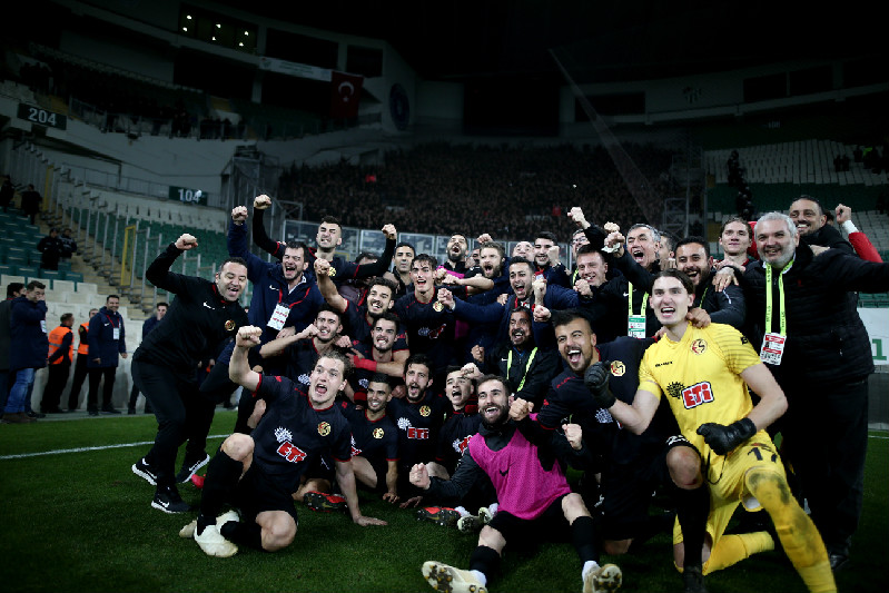 ALNIMIZIN AKIYLA     YÜRÜYORUZ BU YOLDA