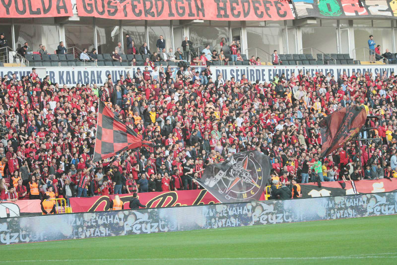 KIRMIZI GİYELİM, TRİBÜNDE BULUŞALIM