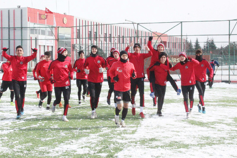 MAÇ ERTELENİNCE İDMAN YAPTILAR