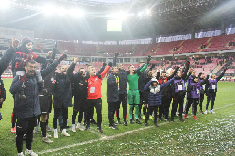 KALEM İLE DEĞİL ALINTERİYLE       YAZILIYOR BU HİKAYE