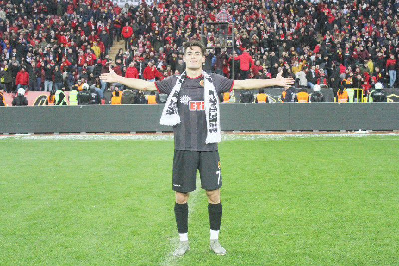 BİR YILDIZ DOĞUYOR