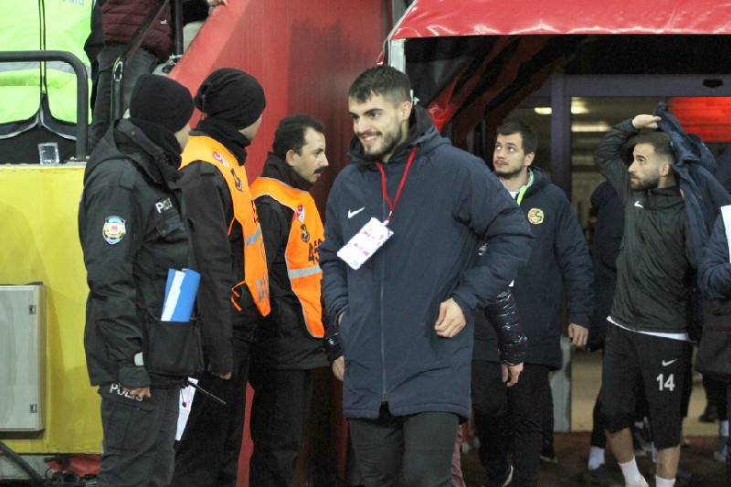 ÜÇ OYUNCU TRİBÜNE ÇIKTI