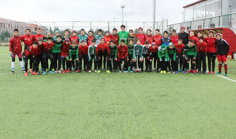 ESKİŞEHİRSPOR İLE DSİ BENTSPOR KAPIŞTI