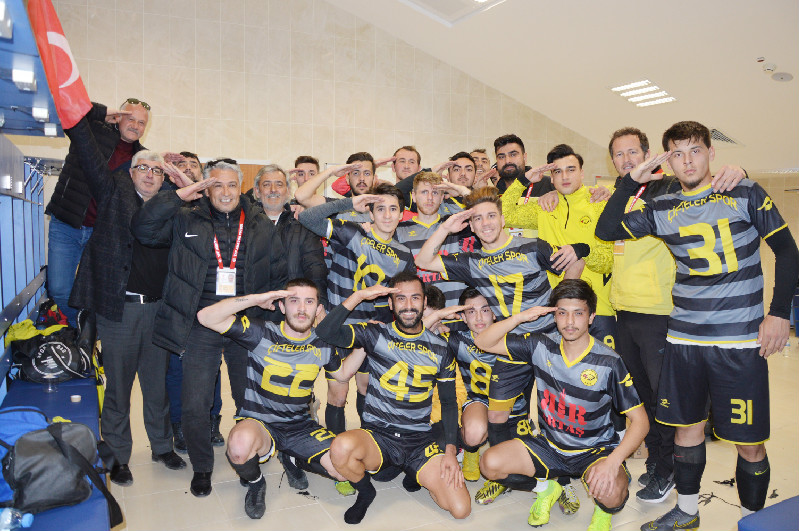 ASKER SELAMI VEREREK GALİBİYETİ KUTLADILAR