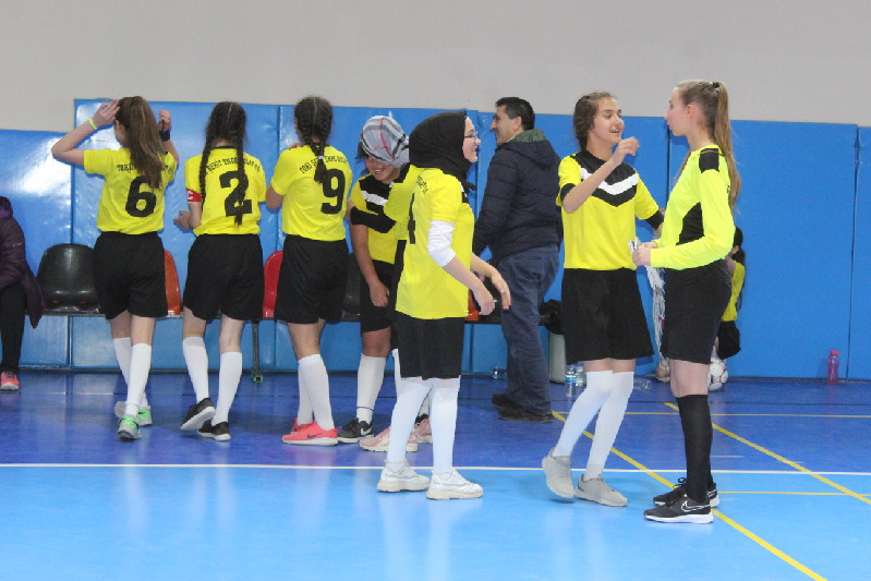 SALON FUTBOLUNDA DİŞİ KRAMPONLARIN  RESİTALİ SÜRÜYOR