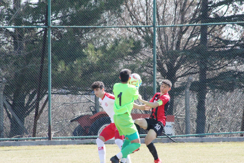 U17LER LİDERİ ELİNDEN KAÇIRDI(1-1)