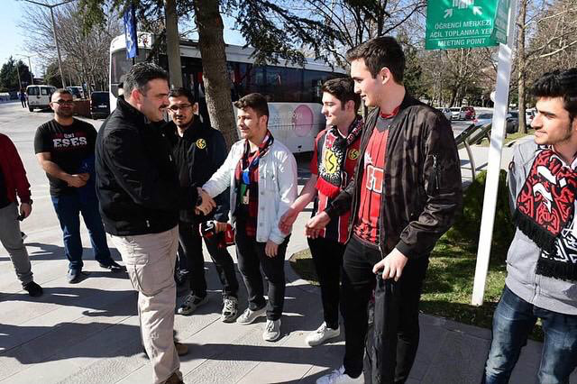 REKTÖR ÖĞRENCİLER İLE  ES-ESE DESTEK  VERDİ