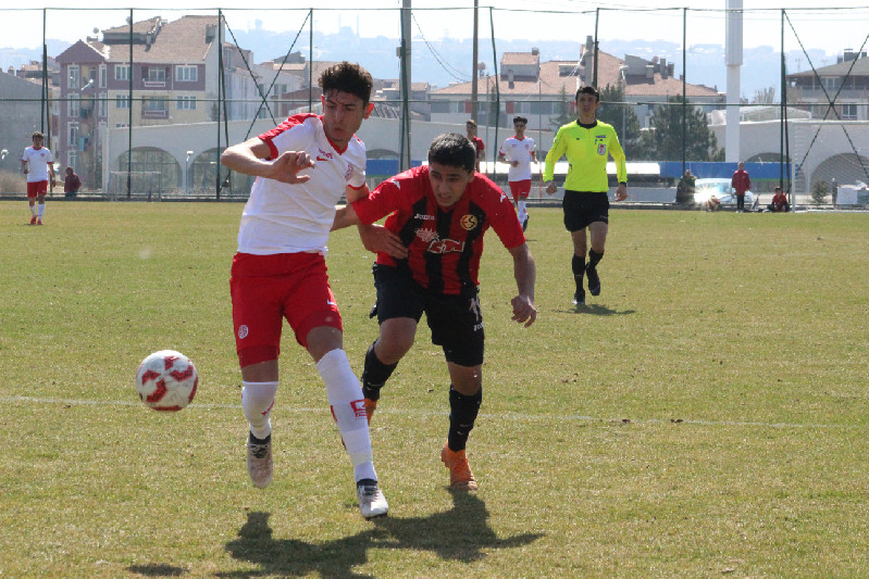 GENÇ ŞİMŞEKLER  YİNE EV SAHİBİ