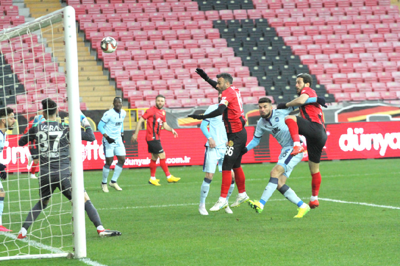 MAÇIN BAŞINDA DİREĞE TAKILDIK