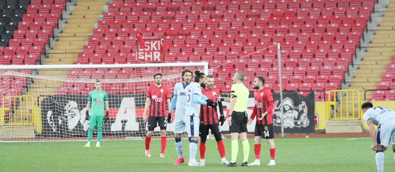 KAÇ YIL BU TAKIMIN EKMEĞİNİ YEDİN? YAZIK SANA