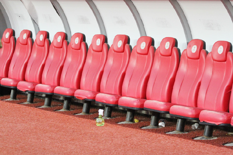 KULÜBE ÖNÜNÜNDE BÖYLE ÖNLEM