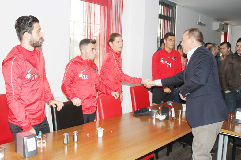 HERKES KALMAK İSTİYOR