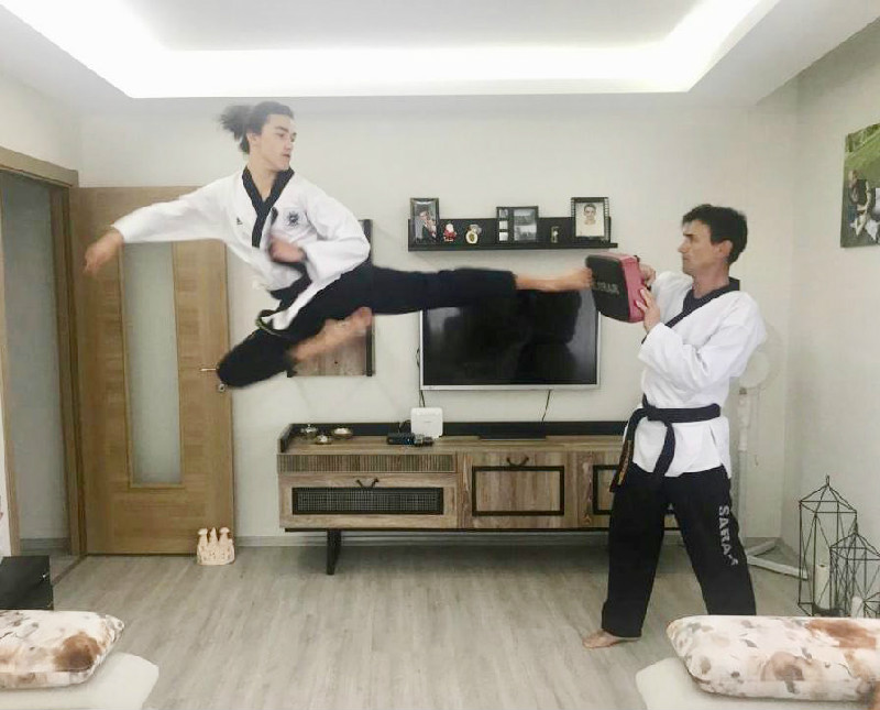 BABA OĞUL EVDE SPOR KEYFİ