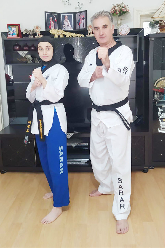 BABA KIZ EVDE ÇALIŞIYOR