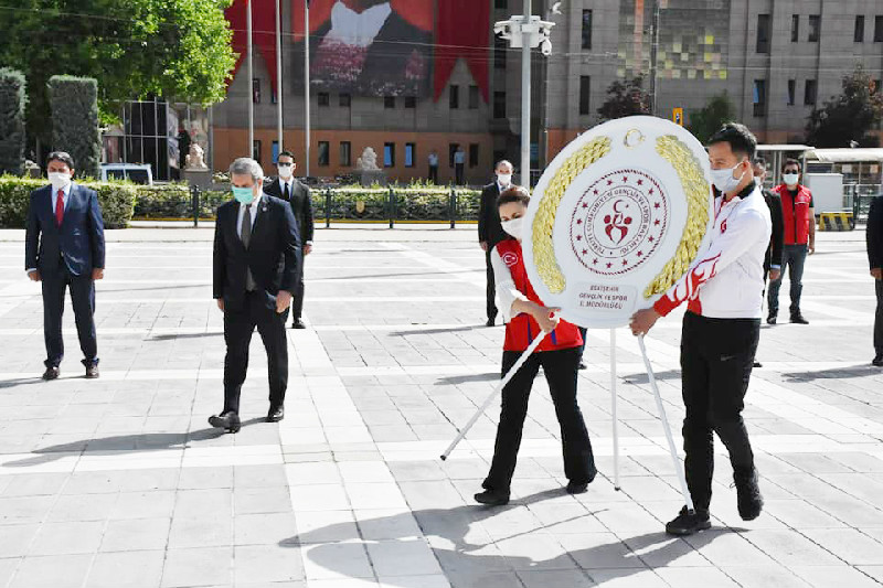 TEDBİRLİ ÇELENK SUNUMU YAPILDI