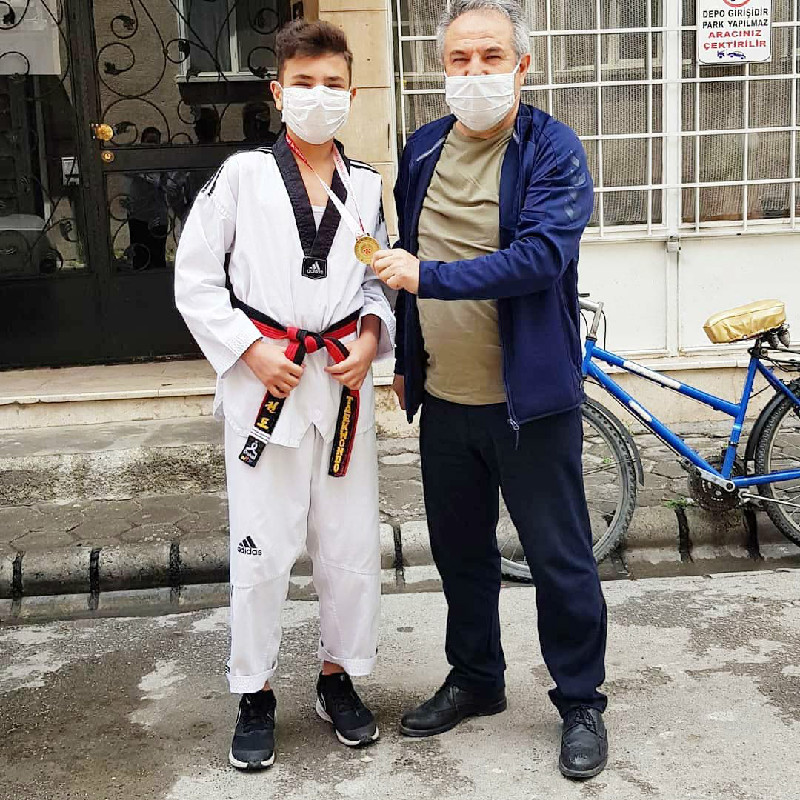 MADALYALARINI ELDEN VERDİ