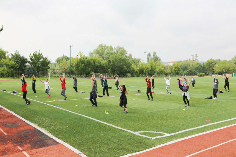 KADINLAR GÜNE SPOR YAPARAK BAŞLIYOR