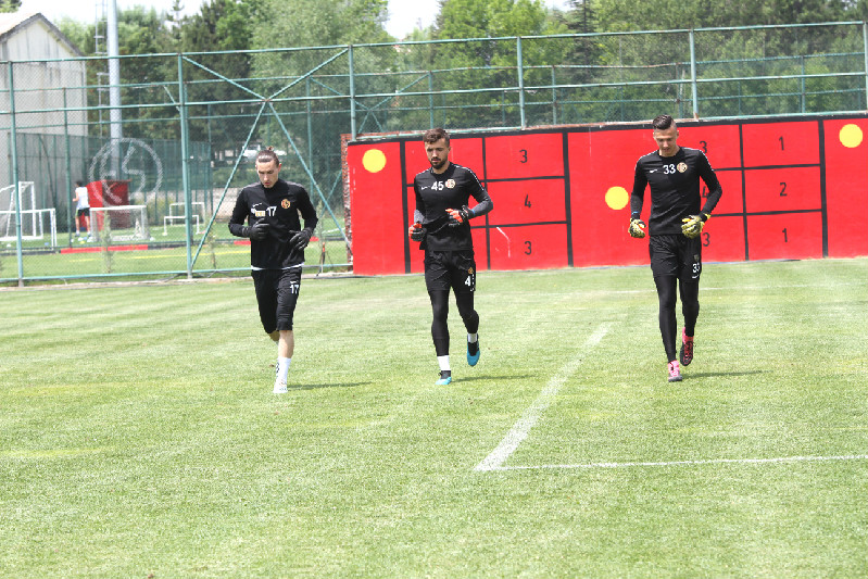 EKREM TAKIMLA ÇIKTI