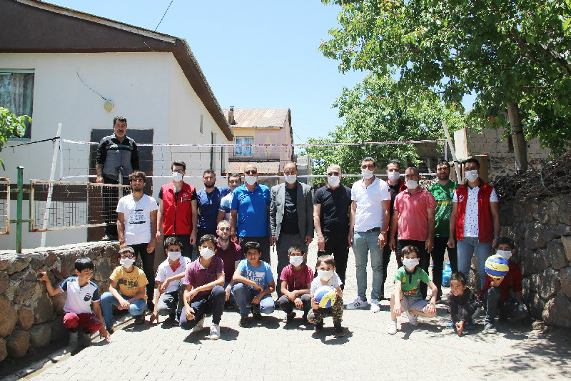 VOLEYBOL OYNAYAN  ÇOCUKLARA JEST