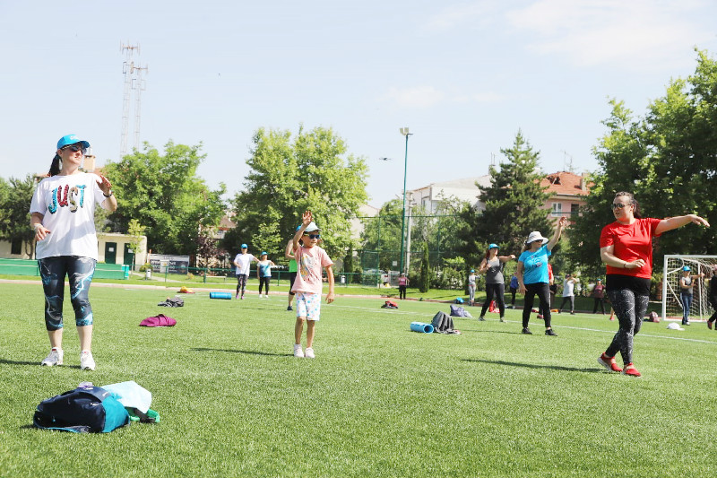 KADINLAR GÜNE SPOR YAPARAK BAŞLIYOR