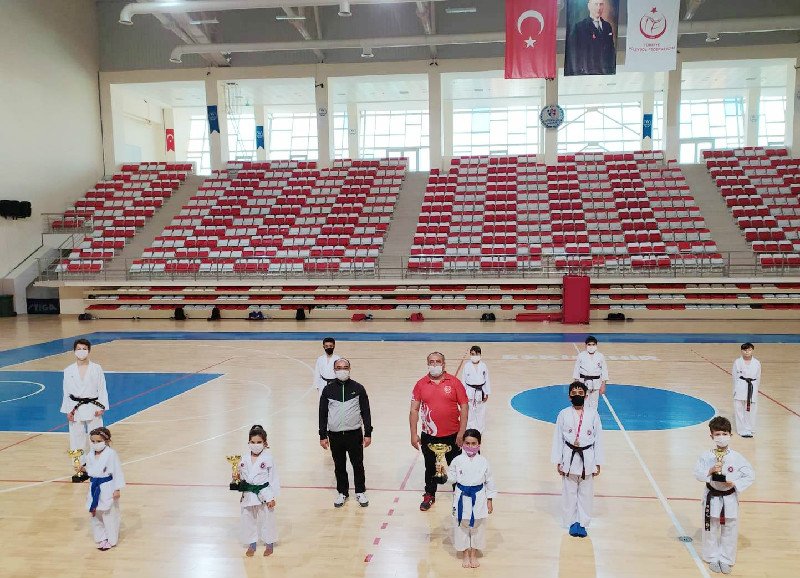 BU GURUR KARATECİLERİN