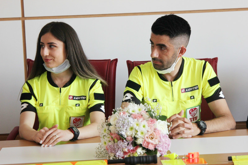 GELİNLİK VE DAMATLIK YERİNE HAKEM FORMASI GİYDİLER