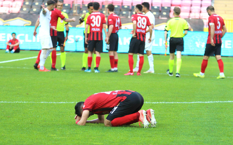 TAKIMLAR KÜME DÜŞSE DE  SEVDALAR KÜME DÜŞMEZ