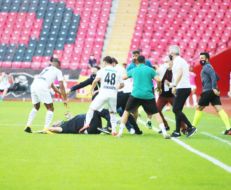 KOŞUKAVAK KENDİNİ İFŞA ETMİŞTİR