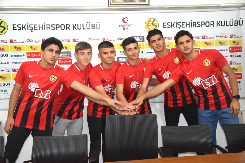 ARTIK GENÇLERİ OYNAT