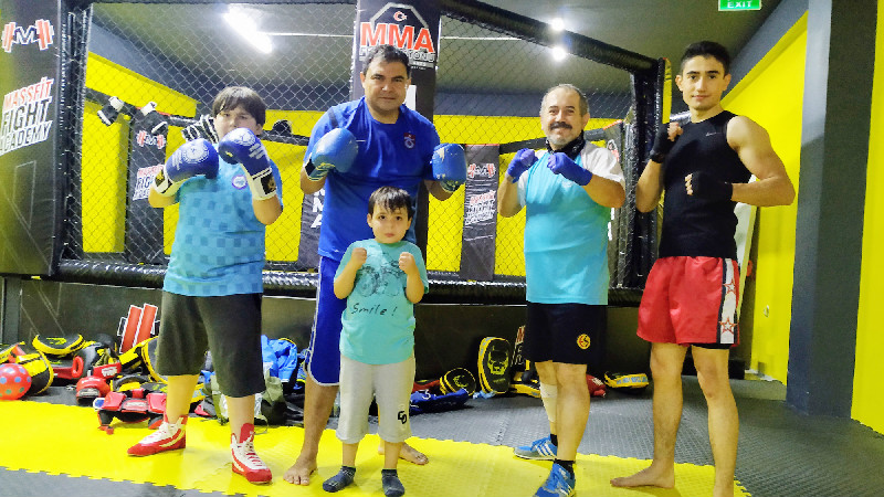BALCININ KICK-BOKS SEVGİSİ