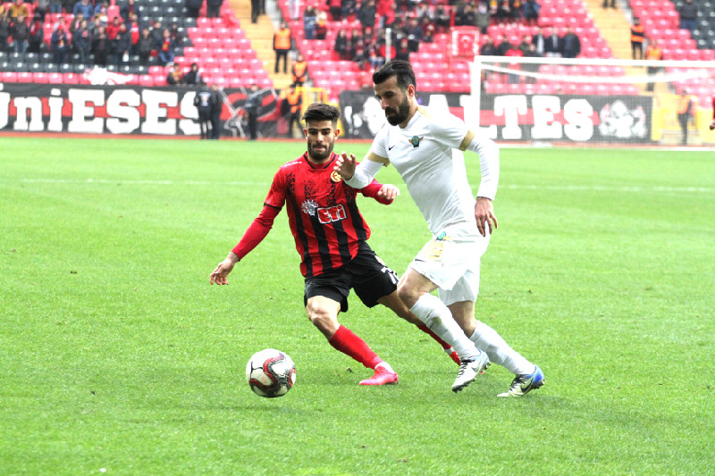 GİDİYORUM AMA BİR  YARIM BURADA KALIYOR