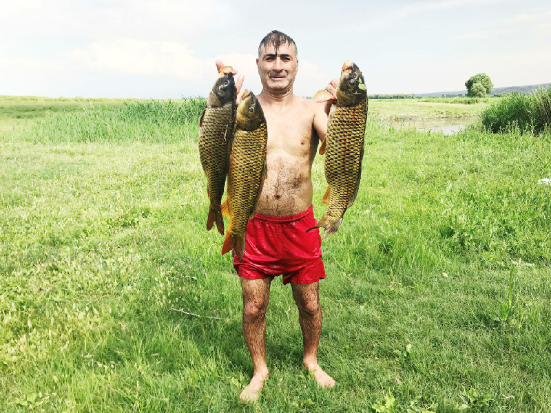 ÇIPLAK ELLE BALIK TUTAN  ADAMIN YETENEĞİ ŞAŞIRTTI
