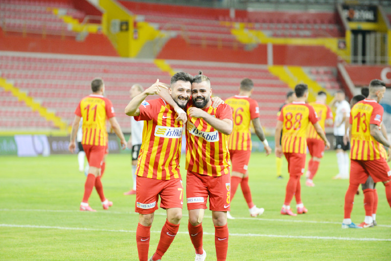 KAYSERİSPORU HASAN HÜSEYİN ACAR SIRTLIYOR