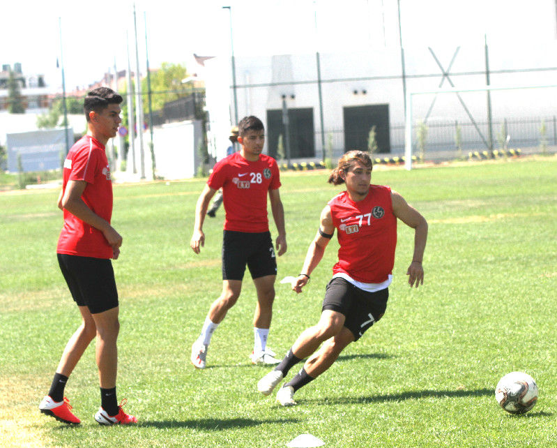 TALHA TAKIMA ALIŞIYOR