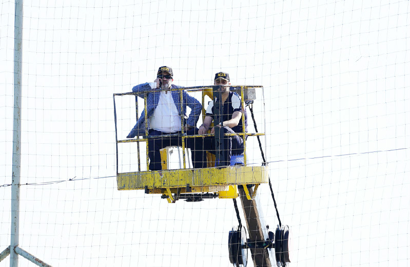 TAKIMINI VİNÇDE İZLEDİ