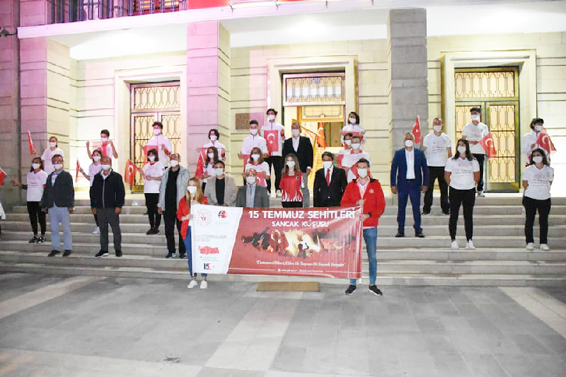 DEMOKRASİ İÇİN ELDEN ELE BAYRAK TAŞIDILAR