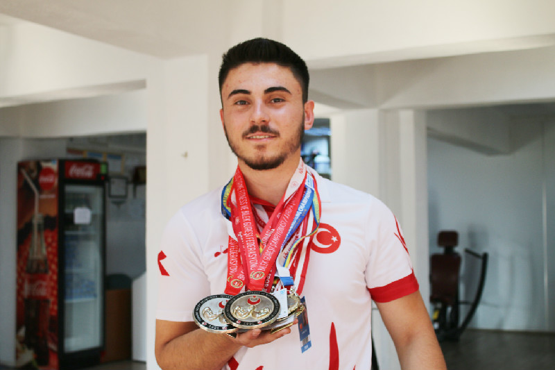 ANNESİNİN 80 LİRALIK PAZAR PARASIYLA  SPOR SALONUNA YAZILDI DÜNYA 4.’SÜ OLDU