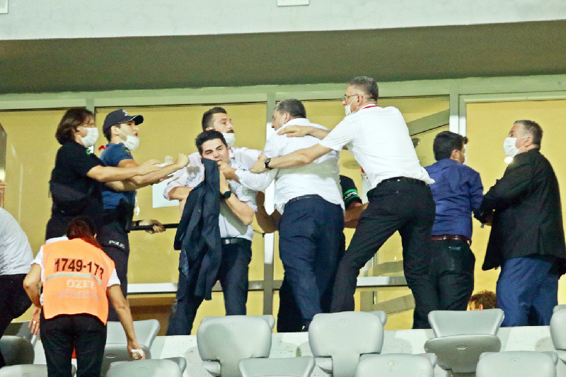 ORTALIK KARIŞTI YUMRUKLAR HAVA UÇUŞTU