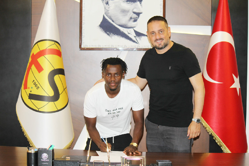 SUNDAY ALİMİ İMZALADI